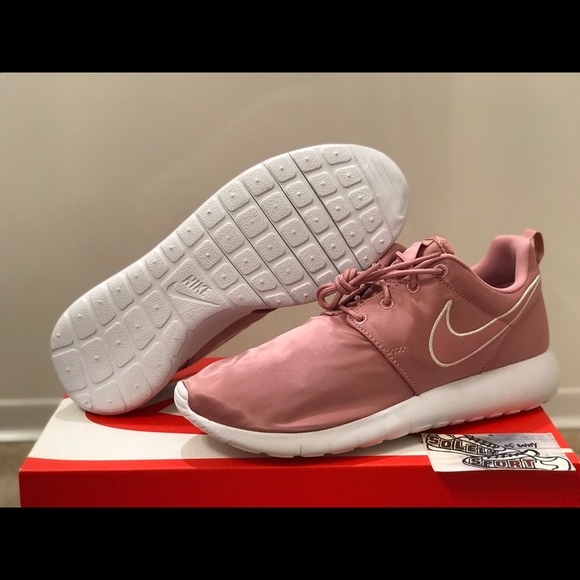 nike roshe pink and white